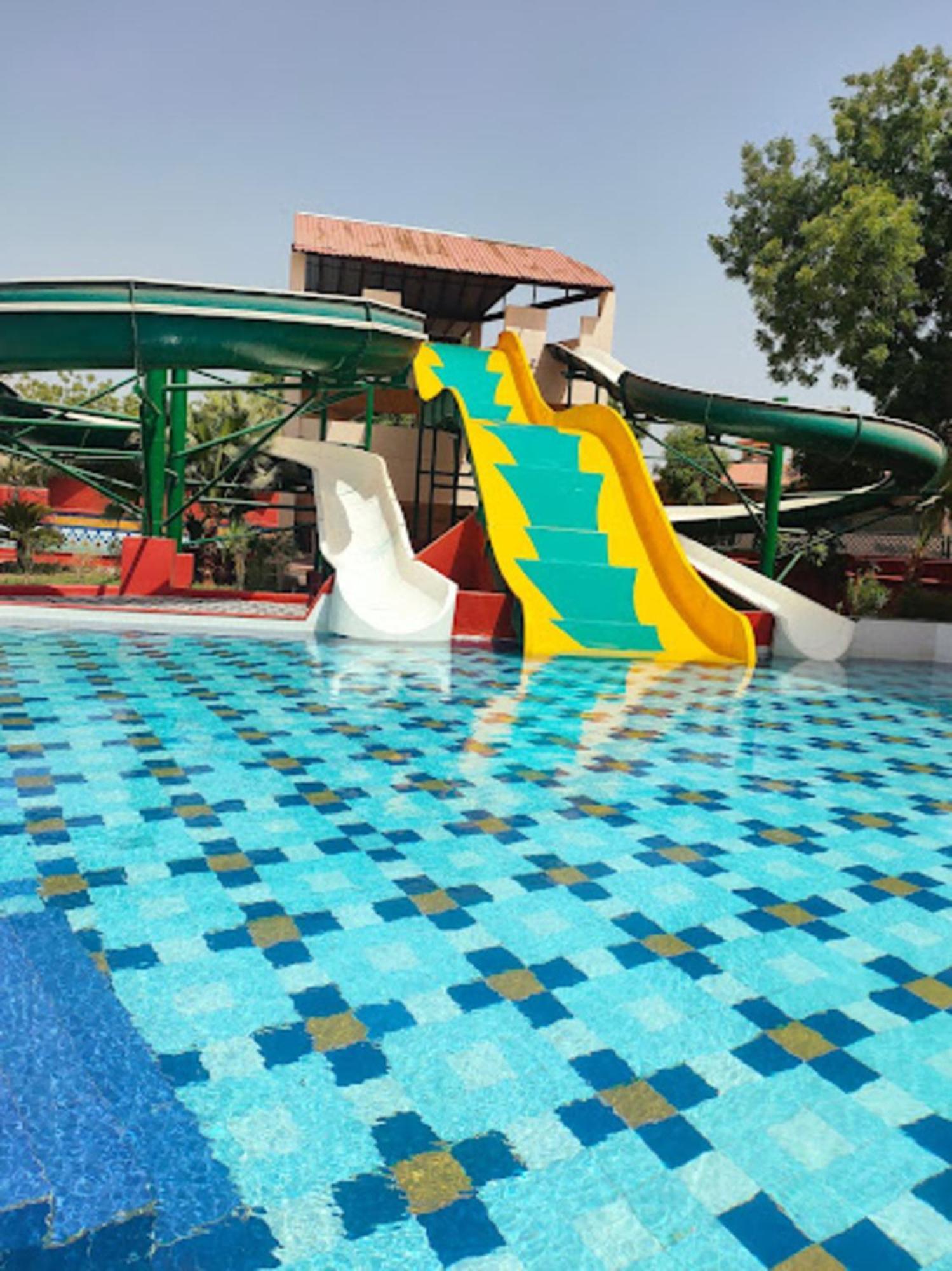 Holiday Resort & Spa A Unit Of S Poddar Group Gāndhīdhām Buitenkant foto
